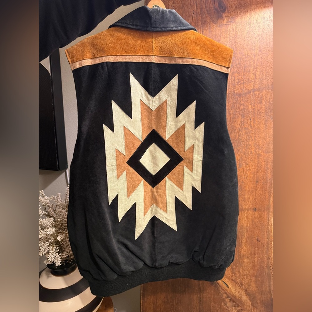 VTG CRIPPLE CREEK Genuine suede Black/Brwn Vest southwestern pattern on the back